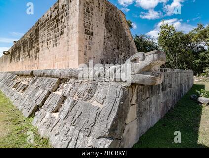 Schlange Skulptur am Fuß des großen Ballplatzes, chichen itza, mexiko Stockfoto