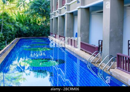 Swimmingpool in einem Luxushotel mit eigenem Balkon mit direktem Zugang zu einem privaten Swimmingpool, der ausschließlich für die Nutzung reserviert ist, Thailand Stockfoto
