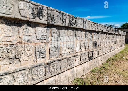 Tzompantli oder Schädelplattform in chichen itza, mexiko Stockfoto