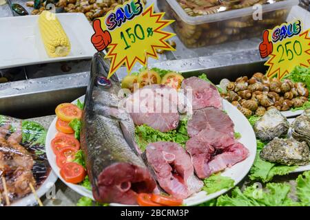 Barracuda Fisch in Steaks geschnitten, die in einem Fischhändler am nassen Marktstand in Phuket, Thailand, verkauft werden Stockfoto