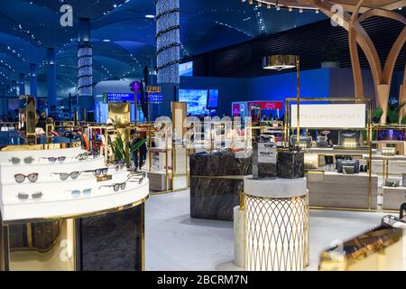 Sonnenbrille und Handtaschen im Duty Free Shop am Flughafen Istanbul, Türkei Stockfoto