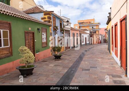 Schöne bunte Straßen der alten Kolonialstadt in Los Llanos de Aridane auf der Insel La Palma, Kanarische Inseln, Spanien. Stockfoto