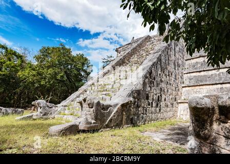 Schlangenskulptur am Fuß der Osario-Treppe, chichen itza, mexiko Stockfoto