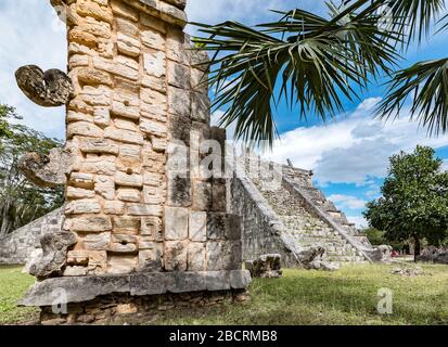 Schlangenskulptur am Fuß der Osario-Treppe, chichen itza, mexiko Stockfoto