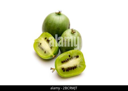 Kiwi-Beeren isoliert auf weißem Grund Stockfoto