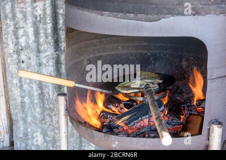 Eierspeck und Brot in einer Bratpfanne über offenem Feuer in einem primitiven Herd, Bild von Mellansel Vasternorrland Schweden. Stockfoto
