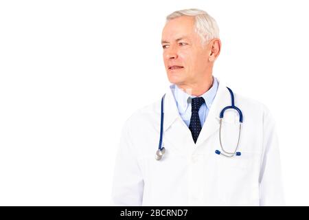 Portraitaufnahme eines männlichen Oberarztes mit Stethoskop um den Hals mit Uniform, während er auf isoliertem weißem Hintergrund steht. Stockfoto