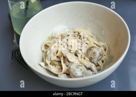 Nahaufnahme von frischen Pasta in einer Schüssel auf dem Tisch. Stockfoto