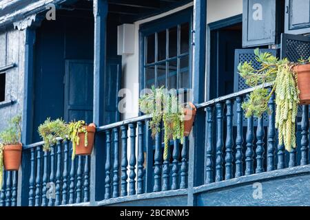 Berühmte farbenfrohe Balkone mit Blumen. Santa Cruz - Hauptstadt der Insel La Palma, Kanarische Inseln, Spanien. Stockfoto