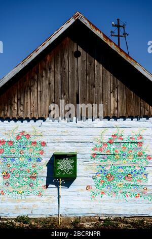 Blumenschmuck an der Wand eines typischen Hauses im Dorf Zalipie in polen Stockfoto