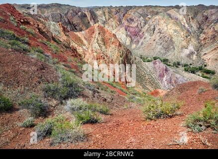 Landschaft von Hügeln und Felsen im Charyn-Canyon in Kasachstan Stockfoto