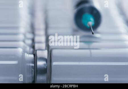 Medizin, Injektion, Impfstoff und Einwegspritze, Medikamentenkonzept. Nadel der medizinischen Spritze mit sterilen Fläschchen. Medizinische Ampulle aus Glas zur Injektion. Stockfoto