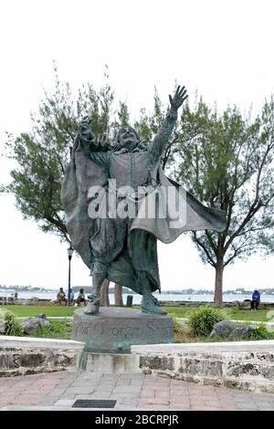 Sir George Somers Bronzestatue auf Ordnance Island, St. George Town.Vorderansicht der Statue.die Statue ist von Bildhauer Desmond Fountain. Stockfoto