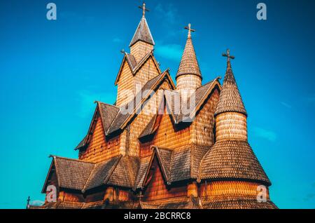 Berühmte Steve Holzkirche in Heddal, Norwegen. Originaltapete des Gebäudes, das Teil der unesco ist Stockfoto