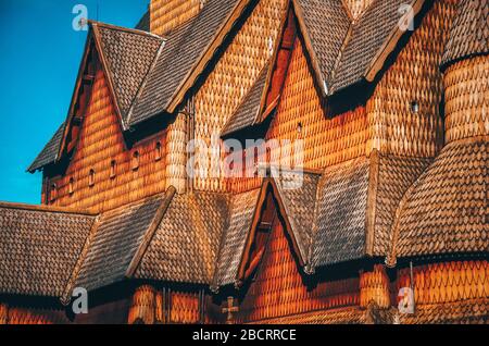 Berühmte Steve Holzkirche in Heddal, Norwegen. Originaltapete des Gebäudes, das Teil der unesco ist Stockfoto