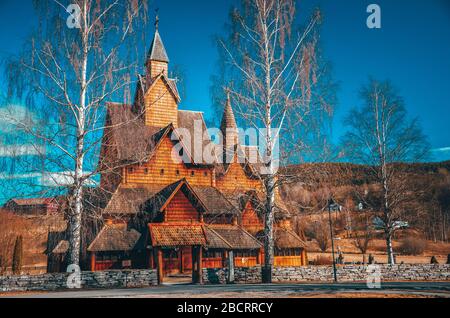 Berühmte Steve Holzkirche in Heddal, Norwegen. Originaltapete des Gebäudes, das Teil der unesco ist Stockfoto