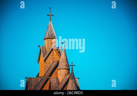 Berühmte Steve Holzkirche in Heddal, Norwegen. Originaltapete des Gebäudes, das Teil der unesco ist Stockfoto