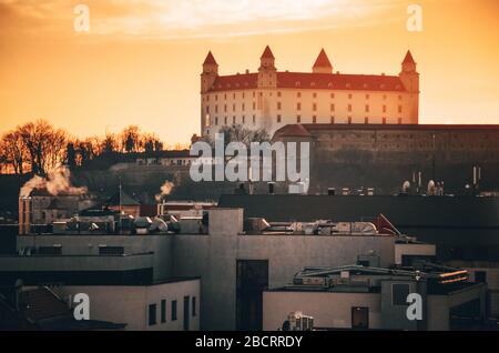 schloss bratislava - Slowakei. Am letzten Abend leicht Stockfoto