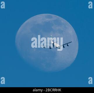 Wimbledon, London, Großbritannien. April 2020. 90 % der beleuchteten, schwungvollen Monde werden von einem Emirates-Flug durchzogen, der London-Heathrow nach Dubai in klarem blauem Himmel am frühen Abend startet. Kredit: Malcolm Park/Alamy Live News. Stockfoto