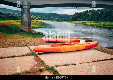 Kajak am Fluss, Aktivitäten im Sommer im Freien Stockfoto