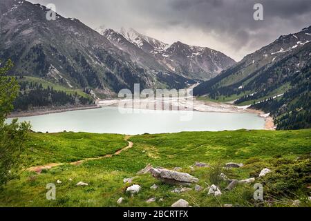 Schöne Landschaft von großen Almaty See in die Berge des Tian Shan in Kasachstan Stockfoto