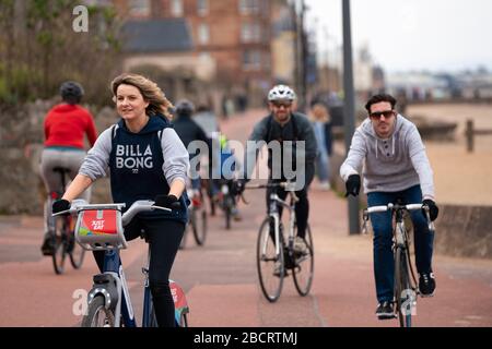 Portobello, Edinburgh, Schottland, Großbritannien. April 2020. Bilder der Portobello-Promenade am zweiten Sonntag des Coronavirus Sperrens in Großbritannien. Viele Radfahrer auf der Promenade. Stockfoto