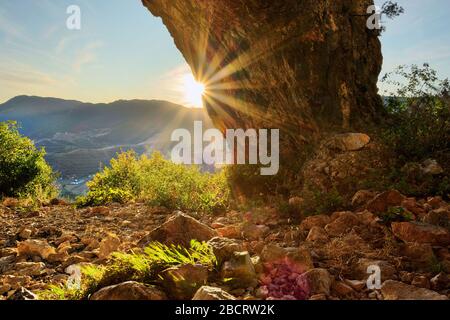 Wunderschöner Sonnenuntergang in der Studentenhöhle, den Bergen von Trascau, Rumänien Stockfoto