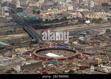 02. April 2020, Peru, Lima: Blick auf eine Stierkampfarena, wo im Rahmen der Maßnahmen gegen die Ausbreitung des Coronavirus eine Notunterkunft für Obdachlose errichtet wird. Menschen ohne Wohnung können während der Regierungskurie in der Arena bleiben. Peruaner dürfen das Haus nur verlassen, um Lebensmittel oder Medikamente zu kaufen. Bis zum 03.04.2020 waren 1414 Menschen im südamerikanischen Land nachweislich mit dem neuen Coronavirus infiziert, 55 Patienten starben. Foto: Cesar Campos / dpa Stockfoto