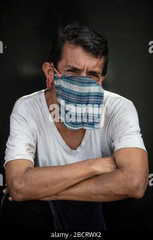 02. April 2020, Peru, Lima: Ein Obdachloser, der in einem temporären Schutzraum untergebracht war, trägt eine improvisierte Gesichtsmaske gegen die Ausbreitung des Coronavirus. Im Kampf gegen die Covid-19 wurde in einer Stierkampfarena eine Unterkunft für Obdachlose errichtet. Menschen ohne Wohnung können während der Regierungskurie in der Arena bleiben. Peruaner dürfen das Haus nur verlassen, um Lebensmittel oder Medikamente zu kaufen. Bis zum 03.04.2020 waren 1414 Menschen im südamerikanischen Land nachweislich mit dem neuen Coronavirus infiziert, 55 Patienten starben. Foto: Cesar Campos / dpa Stockfoto