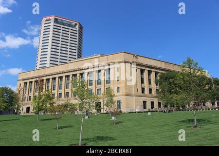Brückenstruktur, Scioto River District Gerichtsgebäude, Supreme Court House Skyline, Genua Park Spaziergang Weg grüne Landschaft an einem sonnigen Tag in der Innenstadt Col Stockfoto