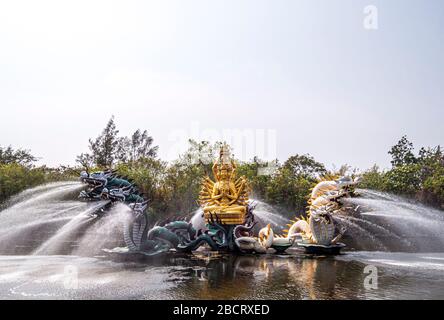 Goldene Statue der Barmherzigkeit. Wunderschöner Tropfbrunnen Porzellan Stehende Quan Yin Statuen mit Drachen in der Altstadt Bangkok Thailand. Stockfoto