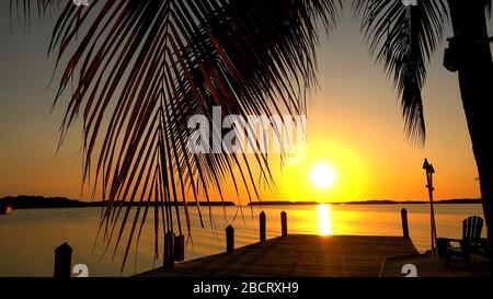 Wunderbarer Pier bei Sonnenuntergang auf den USA Keys - ISLAMORADA, USA - 12. APRIL 2016 Stockfoto