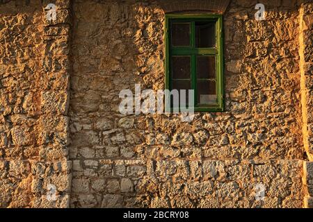 Alte traditionelle Hausfassade mit Steinmauer, Caransebes, Rumänien Stockfoto