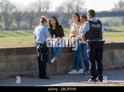 Polizeipatrouille überwacht das Kontaktverbot, Rheinpark, DŸsseldorf am Rhein während der Coronakrise werden die Kontaktverbote, die Distanz wird meist eingehalten Stockfoto