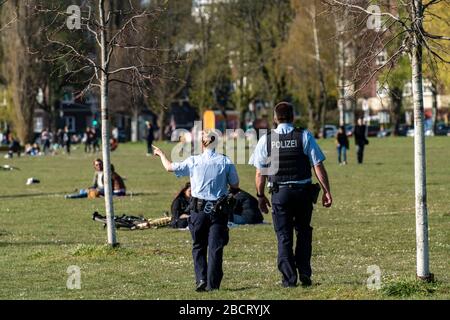 Polizeipatrouille überwacht das Kontaktverbot, Rheinpark, DŸsseldorf am Rhein während der Coronakrise werden die Kontaktverbote, die Distanz wird meist eingehalten Stockfoto