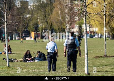 Polizeipatrouille überwacht das Kontaktverbot, Rheinpark, DŸsseldorf am Rhein während der Coronakrise werden die Kontaktverbote, die Distanz wird meist eingehalten Stockfoto