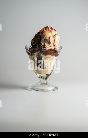 Schokolade Erdnussbutter Eisbecher Stockfoto