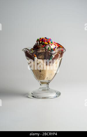 Schokolade Erdnussbutter Eisbecher Stockfoto