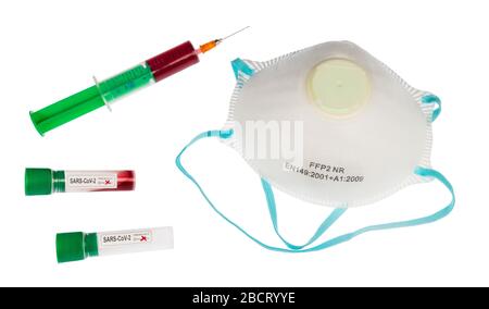 COVID-19 medizinisches Diagnose- oder Schutzgerät isoliert auf weißem Hintergrund. Spritze, Atemschutzgerät, Reagenzglas. SARS-COV-2 positive Blutprobe. Stockfoto