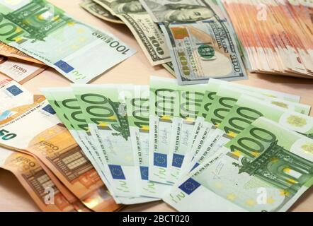 Auf dem Tisch liegen grüne houndrote Euro-Banknoten Stockfoto