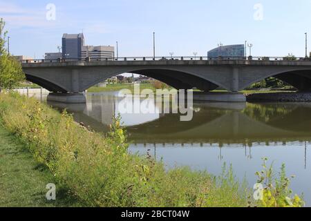Brückenstruktur, Scioto River District Gerichtsgebäude, Supreme Court House Skyline, Genua Park Spaziergang Weg grüne Landschaft an einem sonnigen Tag in der Innenstadt Col Stockfoto