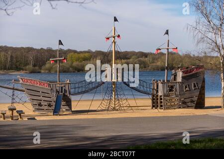 London, Großbritannien. April 2020. Ein Kinder-Piratenschiff am leeren Strand am Ruislip Lido im Nordwesten Londons, das für die Öffentlichkeit gesperrt wurde. Normalerweise würde der Strand mit Sonnenaufenthalten überfüllt sein. Während die Pandemie des Coronavirus andauert, hat die britische Regierung der Öffentlichkeit gesagt, sie solle soziale Distanzierungen beibehalten, mindestens zwei Meter voneinander entfernt bleiben, wenn sie unterwegs ist, und nur um nach wichtigen Dingen, täglichen Übungen oder für Arbeit zu suchen, wenn es nicht möglich ist, von zu Hause aus zu arbeiten. Credit: Stephen Chung/Alamy Live News Stockfoto