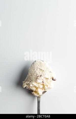Kokosschokolade-Chip-Eis auf einem Löffel Stockfoto
