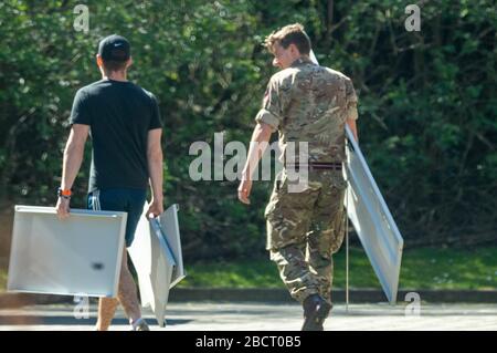 Brentwood, Essex, Großbritannien. April 2020. Am Brentwood Community Hospital werden Arbeiten durchgeführt. Die Armee scheint bei der Arbeit zu helfen. Die NHS-Treuhandverantwortung für das Hospial wurde zur Stellungnahme angegangen. Kredit: Ian Davidson/Alamy Live News Stockfoto
