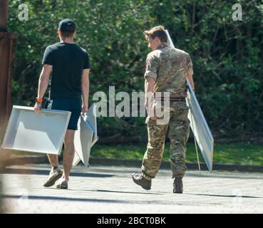 Brentwood, Essex, Großbritannien. April 2020. Am Brentwood Community Hospital werden Arbeiten durchgeführt. Die Armee scheint bei der Arbeit zu helfen. Die NHS-Treuhandverantwortung für das Hospial wurde zur Stellungnahme angegangen. Der Soldat ist 16 nahe Unterstützung med Regiment aus 16 Luftangriffen Colchester Credit: Ian Davidson/Alamy Live News Stockfoto