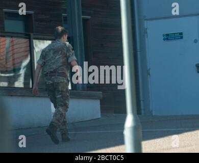 Brentwood, Essex, Großbritannien. April 2020. Am Brentwood Community Hospital werden Arbeiten durchgeführt. Die Armee scheint bei der Arbeit zu helfen. Die NHS-Treuhandverantwortung für das Hospial wurde zur Stellungnahme angegangen. Kredit: Ian Davidson/Alamy Live News Stockfoto