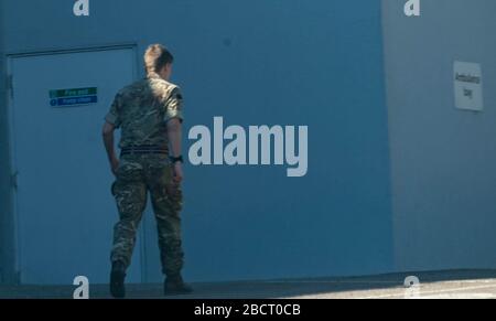 Brentwood, Essex, Großbritannien. April 2020. Am Brentwood Community Hospital werden Arbeiten durchgeführt. Die Armee scheint bei der Arbeit zu helfen. Die NHS-Treuhandverantwortung für das Hospial wurde zur Stellungnahme angegangen. Kredit: Ian Davidson/Alamy Live News Stockfoto