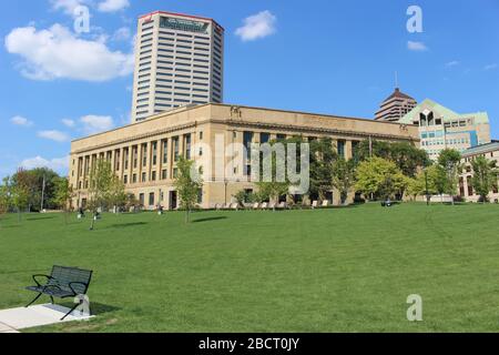 Brückenstruktur, Scioto River District Gerichtsgebäude, Supreme Court House Skyline, Genua Park Spaziergang Weg grüne Landschaft an einem sonnigen Tag in der Innenstadt Col Stockfoto