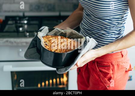 Frau hält gebackenen Kuchen Stockfoto