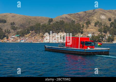 Blick auf San Pedro de Tiquina, Tiquina, Halbinsel Copacabana, Department La Paz, Bolivien Stockfoto